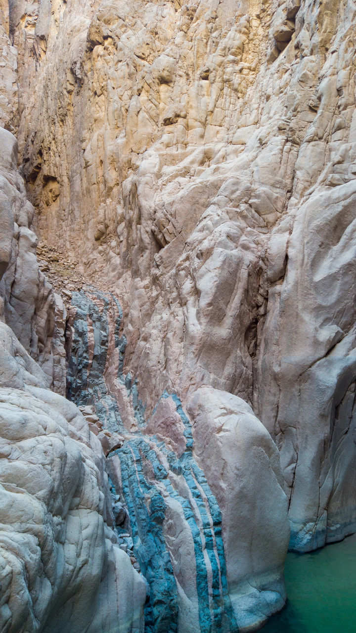 FULL FRAME SHOT OF ROCKS