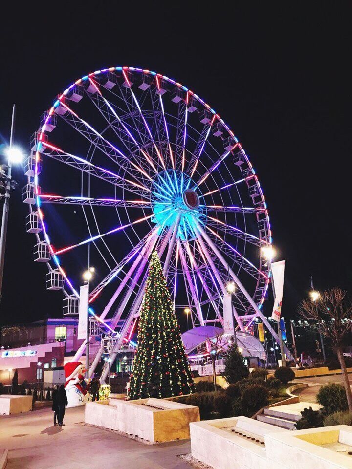 FERRIS WHEEL AT NIGHT