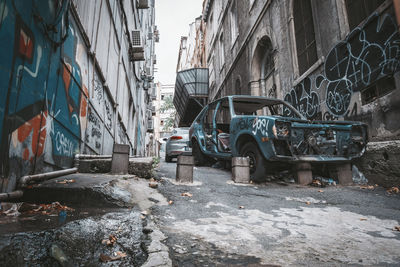 Abandoned alley amidst buildings in city