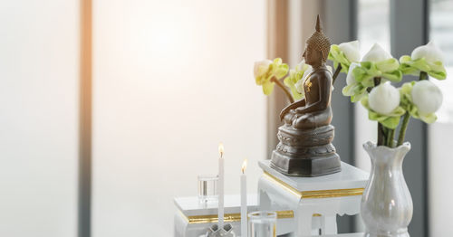 Close-up of white flowers in vase on table at home