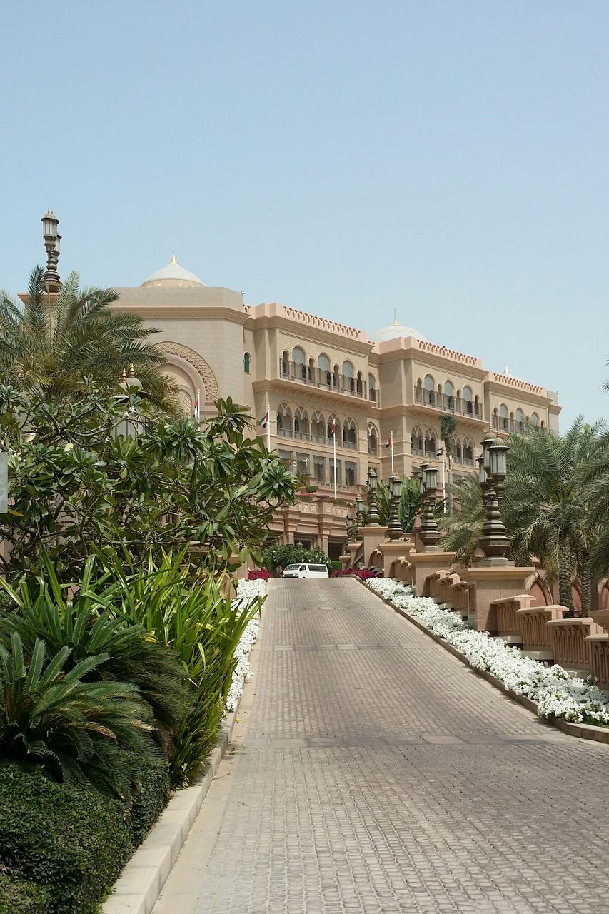 building exterior, architecture, built structure, clear sky, the way forward, tree, copy space, walkway, footpath, house, street, sunlight, plant, residential structure, day, residential building, blue, building, outdoors, pathway