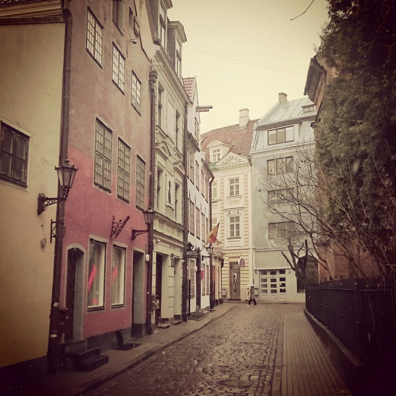 architecture, building exterior, built structure, the way forward, residential structure, residential building, street, diminishing perspective, narrow, house, clear sky, empty, alley, building, road, vanishing point, transportation, city, town, long