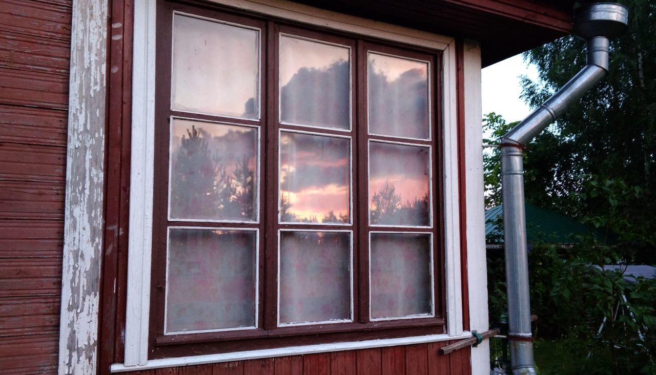 LOW ANGLE VIEW OF WINDOW ON BUILDING