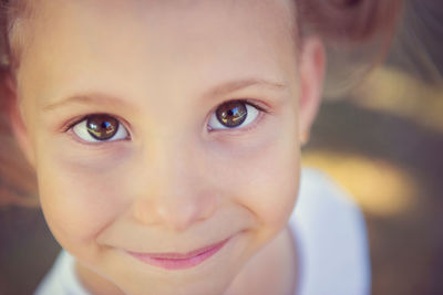 Close-up portrait of smiling girl outdoors