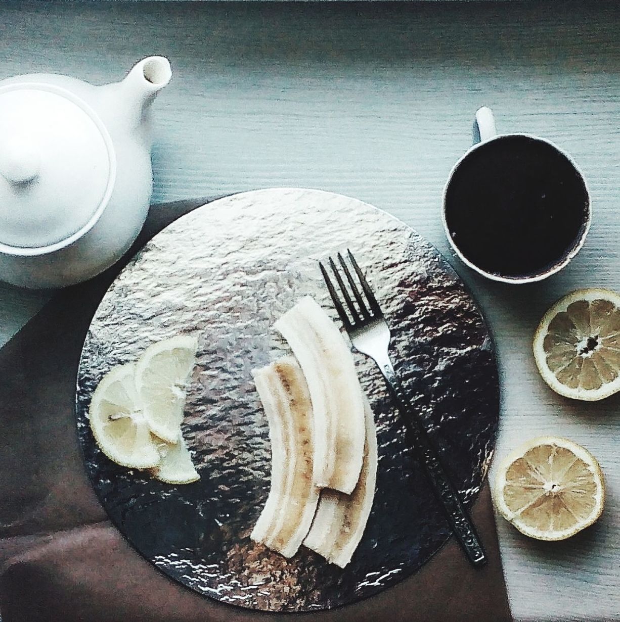 DIRECTLY ABOVE SHOT OF COFFEE AND TABLE ON PLATE