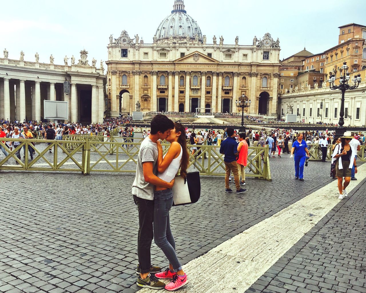 TOURISTS IN FRONT OF HISTORICAL BUILDING