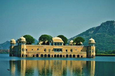 Built structure in lake against sky