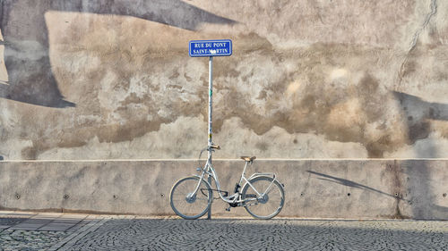 Bicycle sign on road