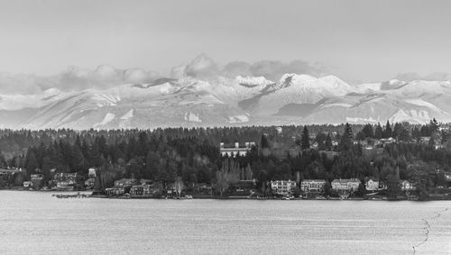 A view of the shoreline of bellevue, washington with mountains in the distance.