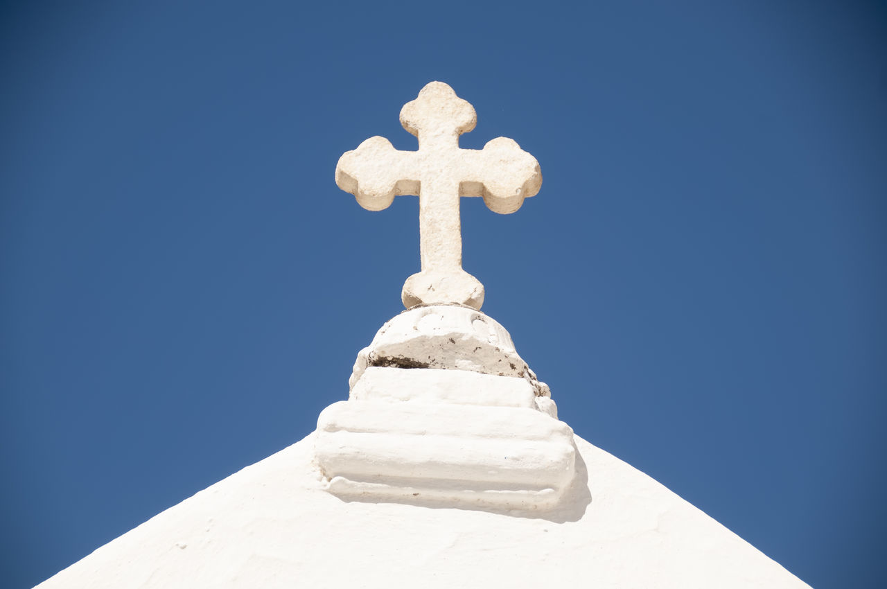 LOW ANGLE VIEW OF CROSS AGAINST CLEAR SKY