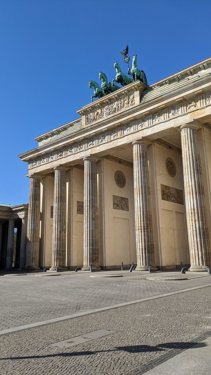 STATUE OF HISTORICAL BUILDING