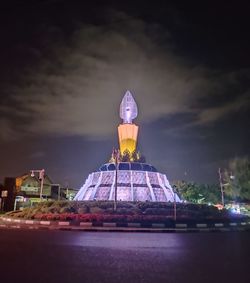 Student monument at night in darussalam, banda aceh. photo taken in october 2021.