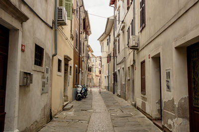 Narrow alley amidst buildings in city