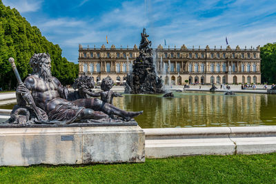 Statue of fountain in front of building