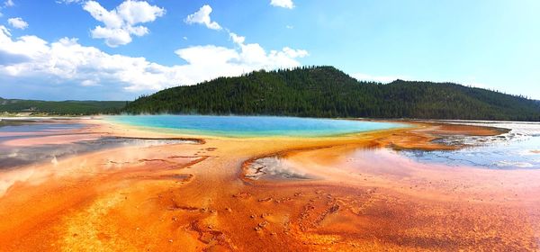 Grand prismatic spring in yellowstone 