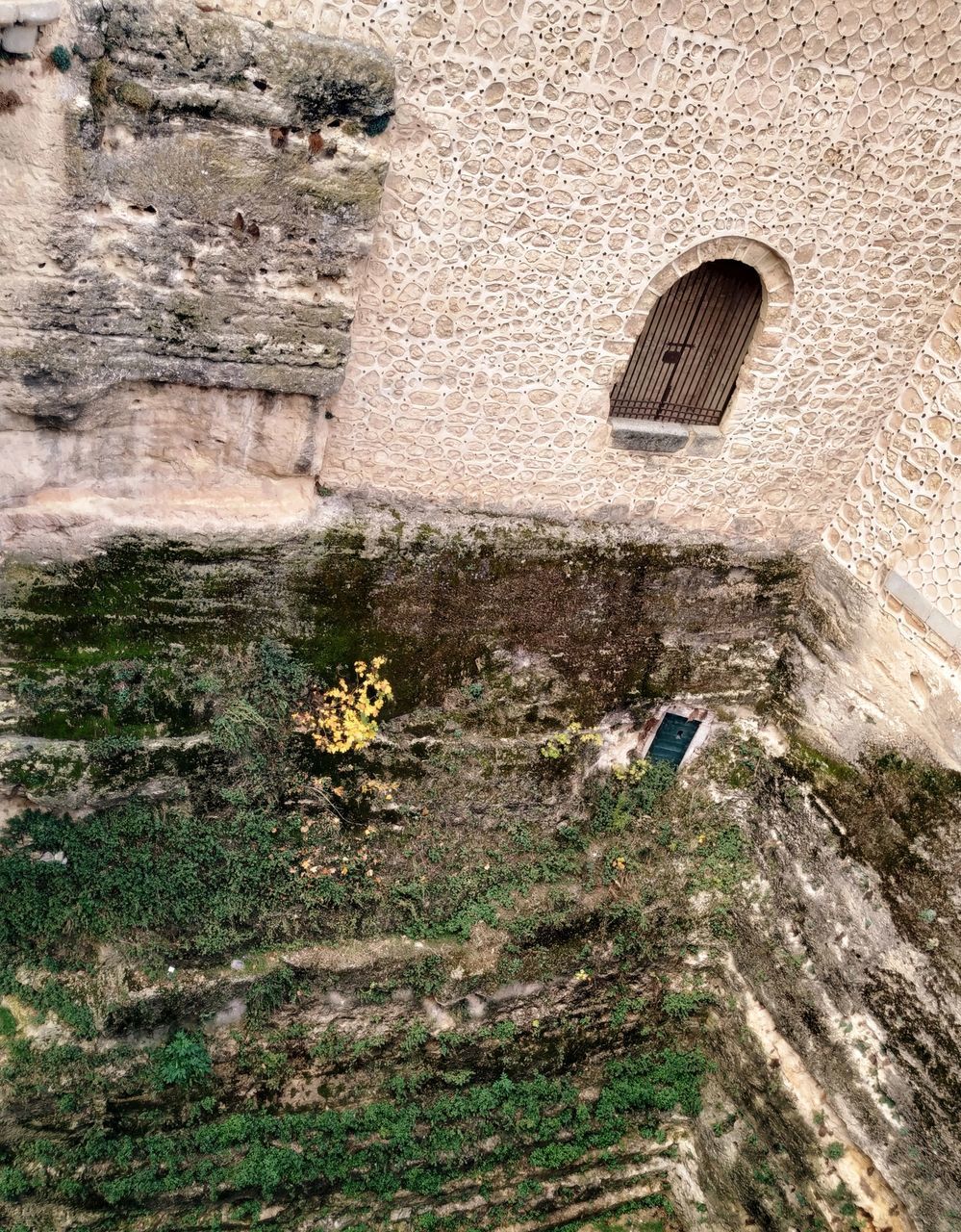 CLOSE-UP OF STONE WALL