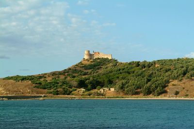 Scenic view of sea and fort against sky