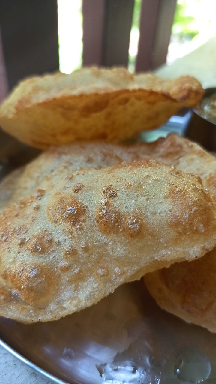 HIGH ANGLE VIEW OF BREAD ON PLATE