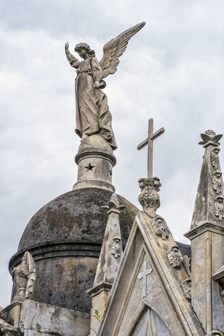 LOW ANGLE VIEW OF STATUE