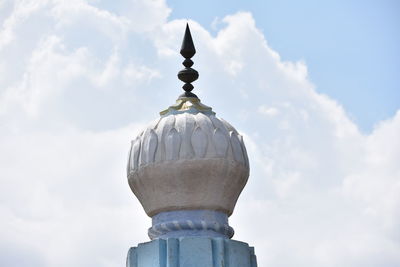 Statue against sky