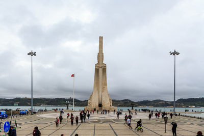  people in the square next to the monument to the discoveries