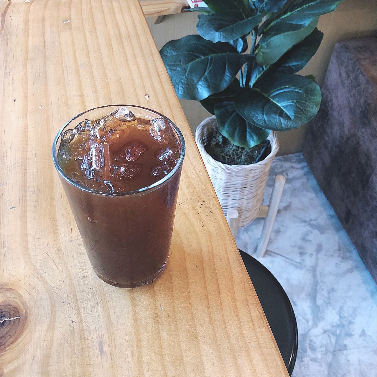 HIGH ANGLE VIEW OF COFFEE AND DRINK ON TABLE