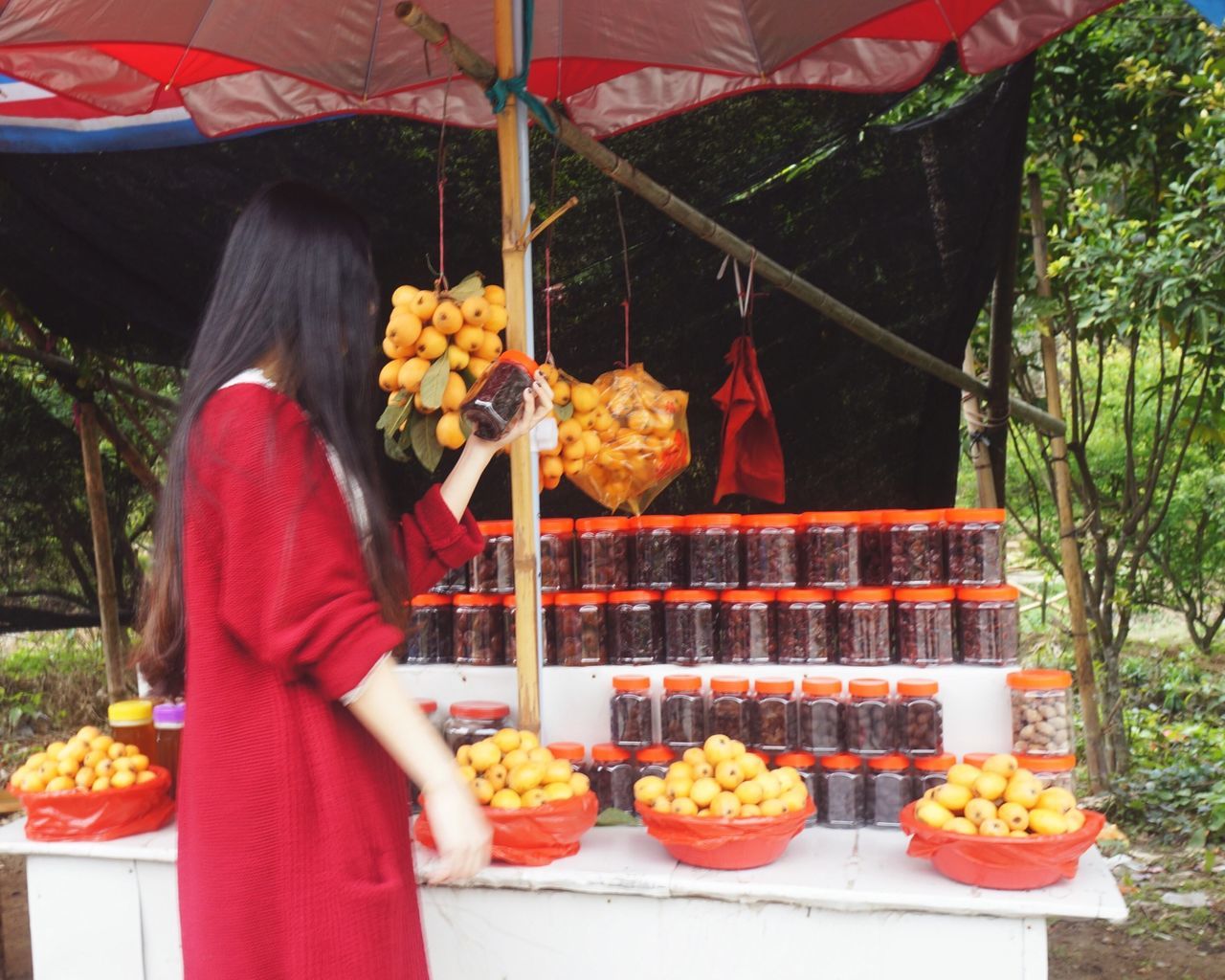 food and drink, food, freshness, healthy eating, vegetable, for sale, men, meat, variation, retail, market stall, market, lifestyles, tree, holding, day, ready-to-eat, outdoors