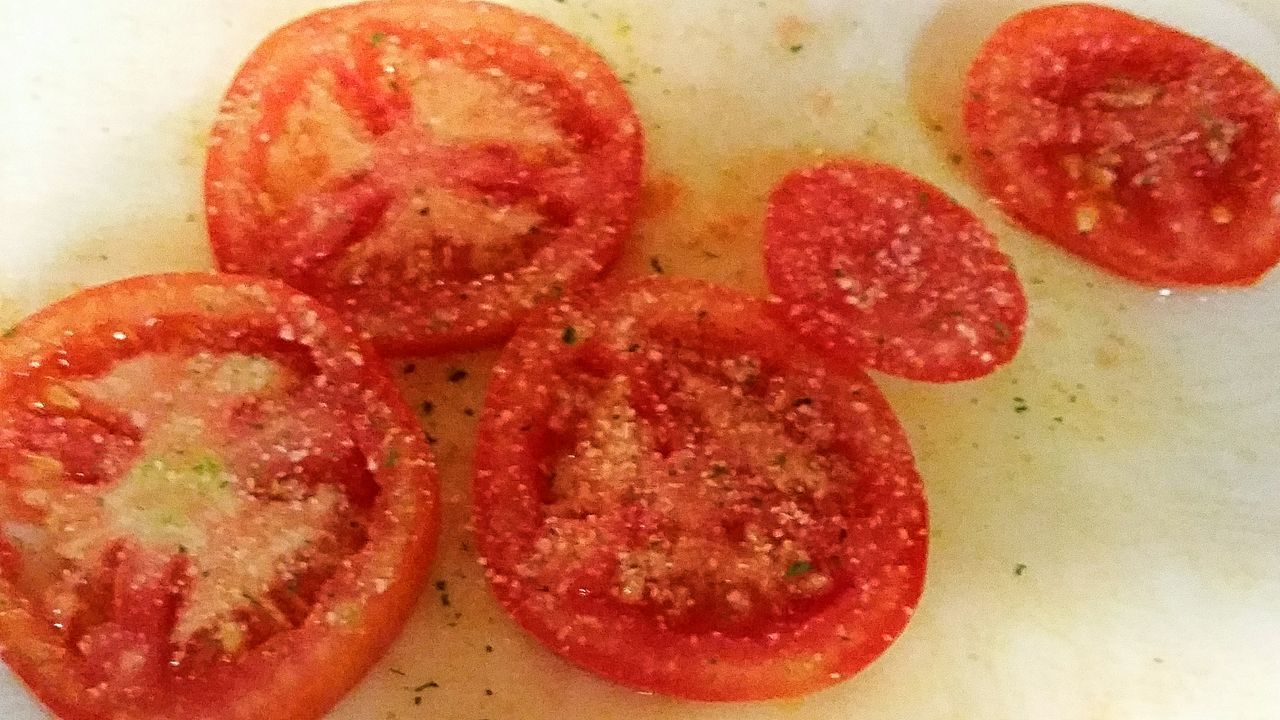 CLOSE-UP OF STRAWBERRY ON PLATE