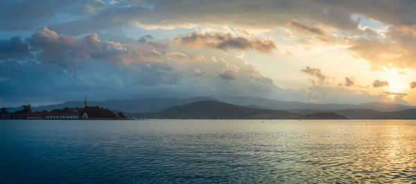 Cloudy sunset cover big buddha temple located on samui island, saratthani, thailand