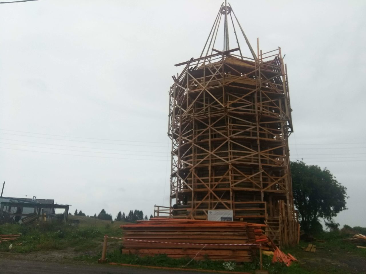 LOW ANGLE VIEW OF CRANE AGAINST SKY