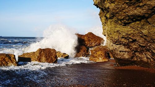 Scenic view of sea waves splashing on rocks