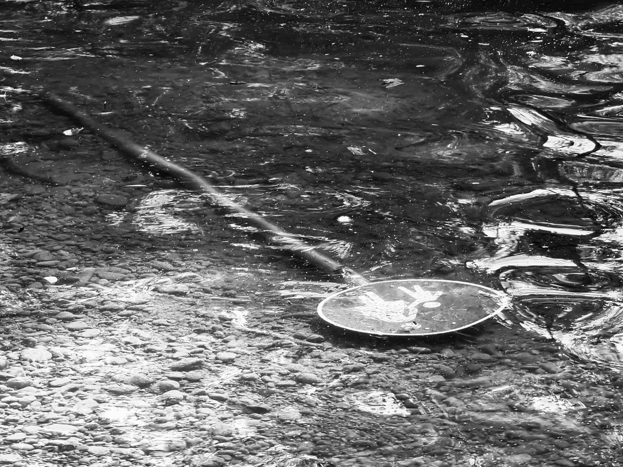 HIGH ANGLE VIEW OF WATER FLOWING THROUGH ROCK