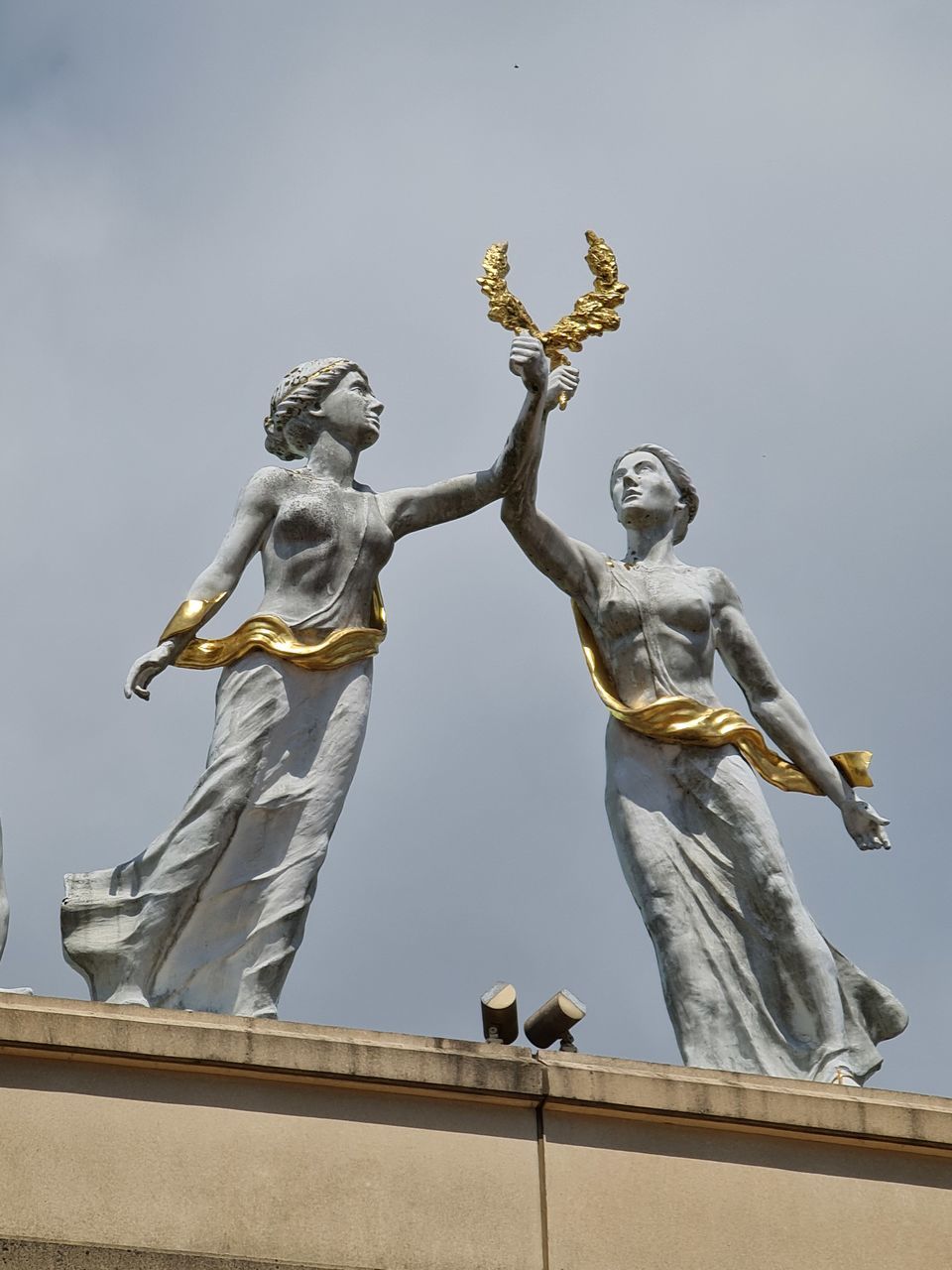 LOW ANGLE VIEW OF ANGEL STATUE AGAINST BUILDING