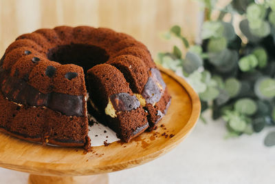 Homemade chocolate cake with sweet tasty in beautiful wooden plate