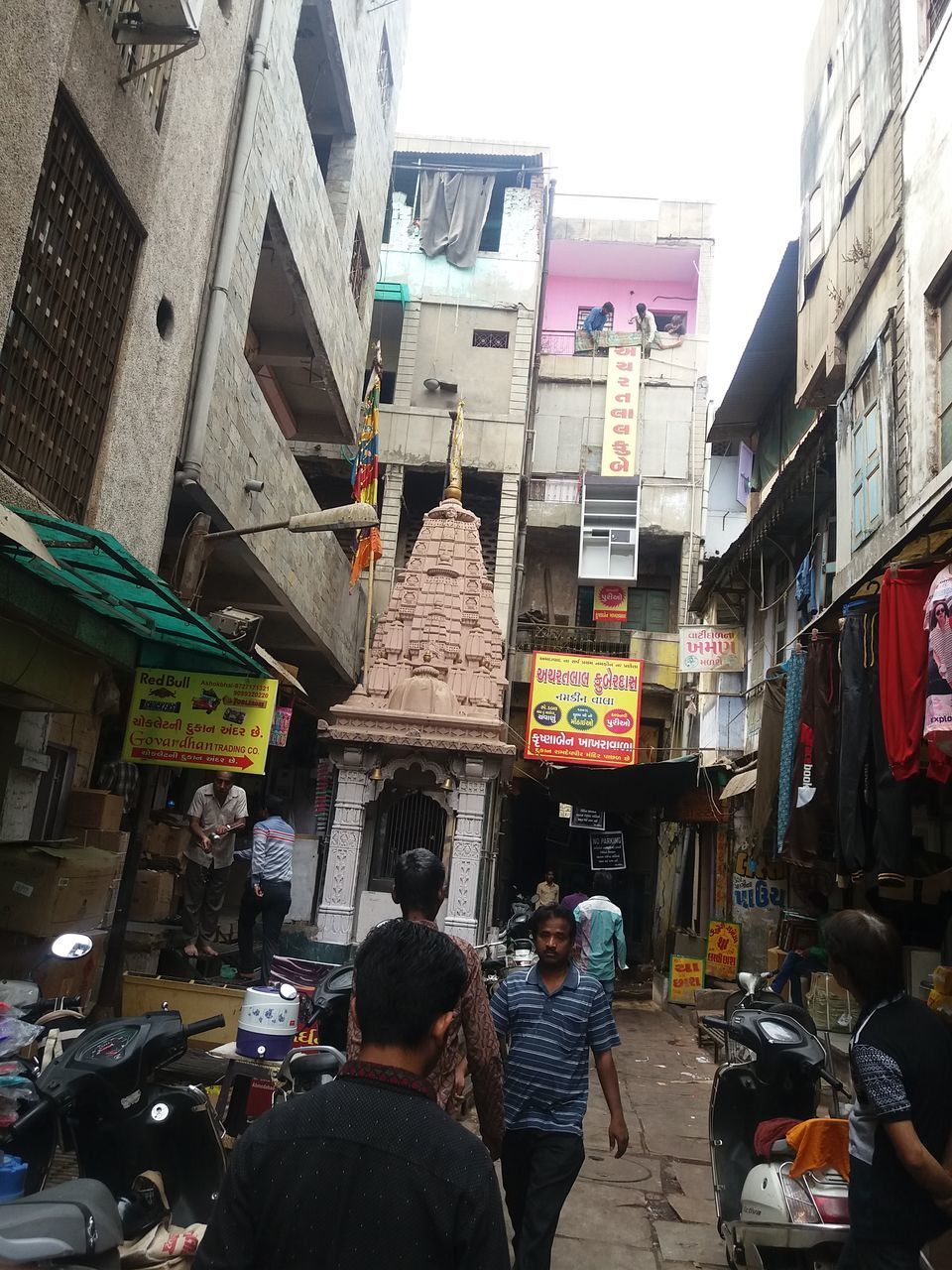 retail, built structure, architecture, men, store, market, large group of objects, market stall, indoors, building exterior, variation, for sale, person, shopping, street, incidental people, day, lifestyles, choice