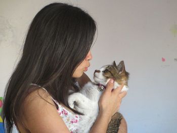 Midsection of young woman with cat