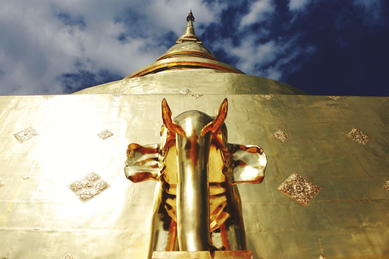 LOW ANGLE VIEW OF STATUE AGAINST TEMPLE AGAINST SKY