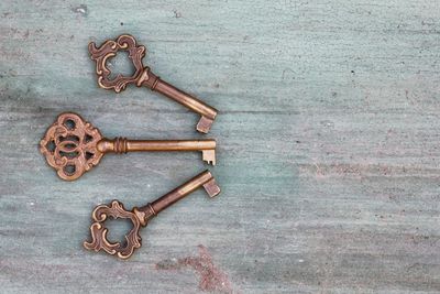 Directly above shot of vintage keys on wooden table