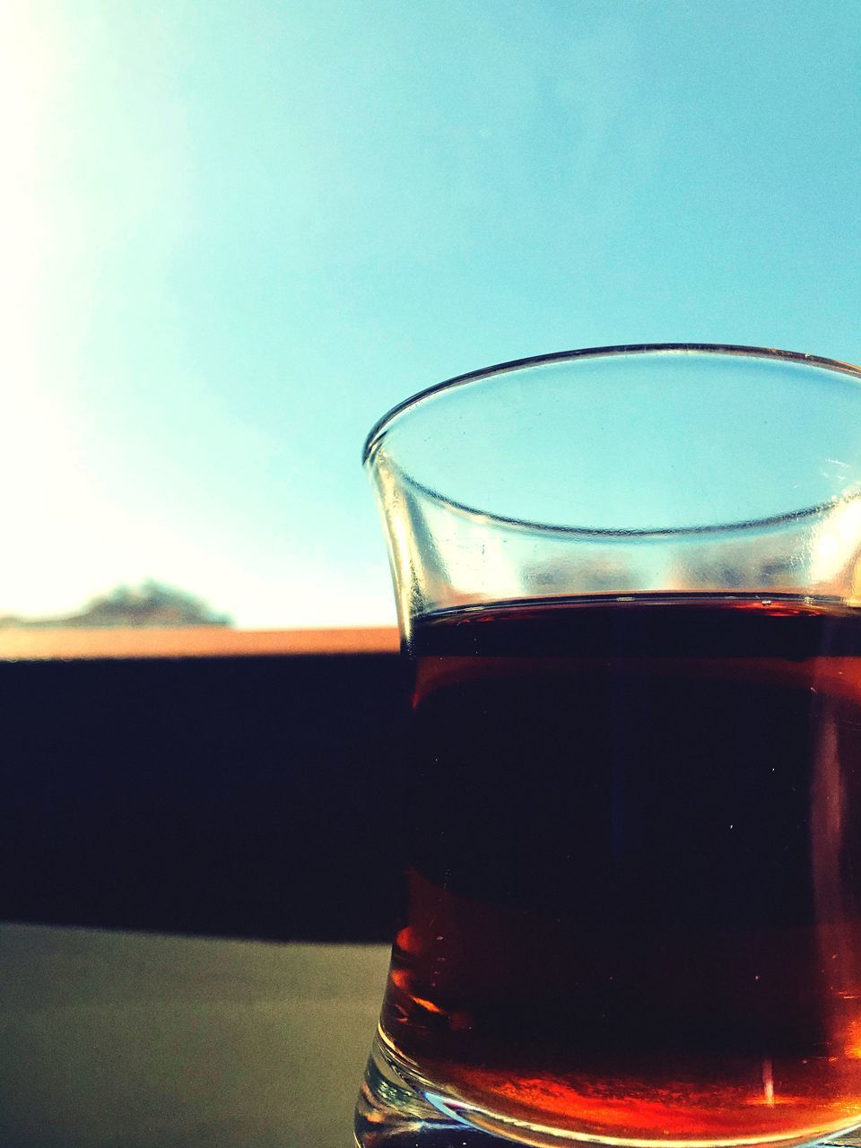 CLOSE-UP OF BEER IN GLASS