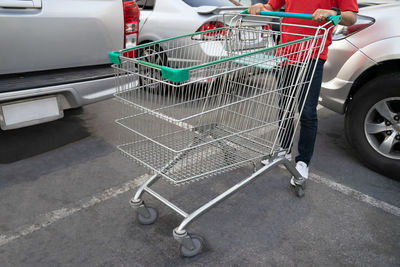 A man pushing a trolley to go shopping in the supermarket.