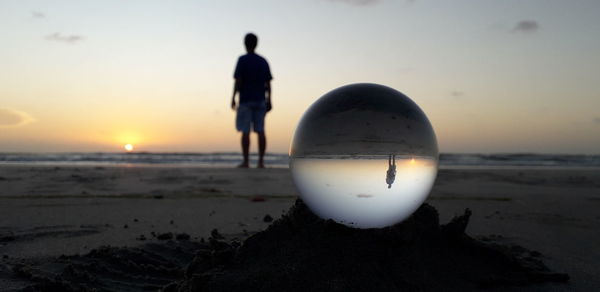 Man looking at the sun. jericoacoara beach. ceará. brazil
