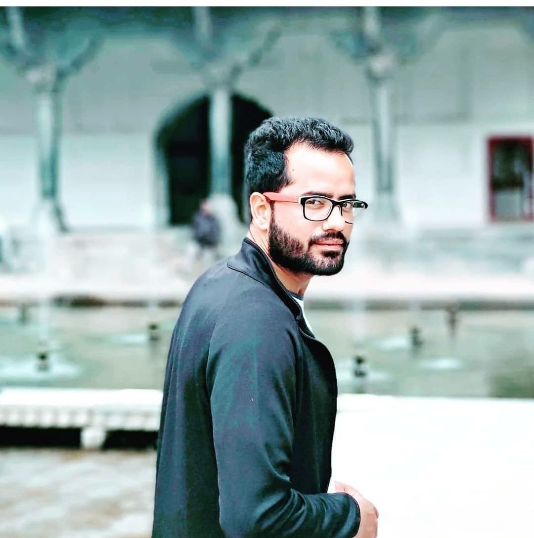 beard, one person, young men, glasses, young adult, waist up, real people, facial hair, standing, portrait, men, looking at camera, focus on foreground, eyeglasses, smiling, side view, males, mid adult, outdoors