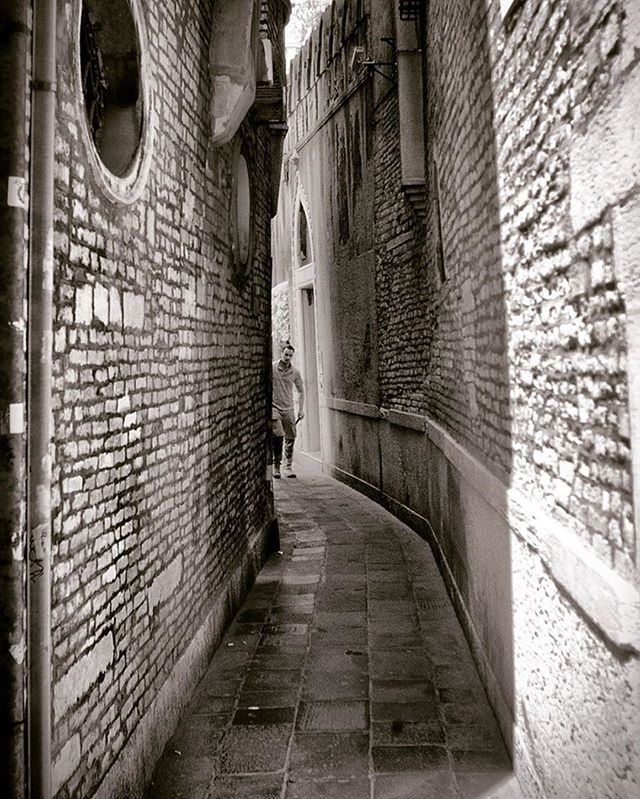 architecture, built structure, building exterior, the way forward, building, city, diminishing perspective, history, arch, narrow, brick wall, sunlight, vanishing point, wall - building feature, corridor, architectural column, walkway, colonnade, no people, day