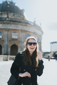 Young woman wearing sunglasses standing in city