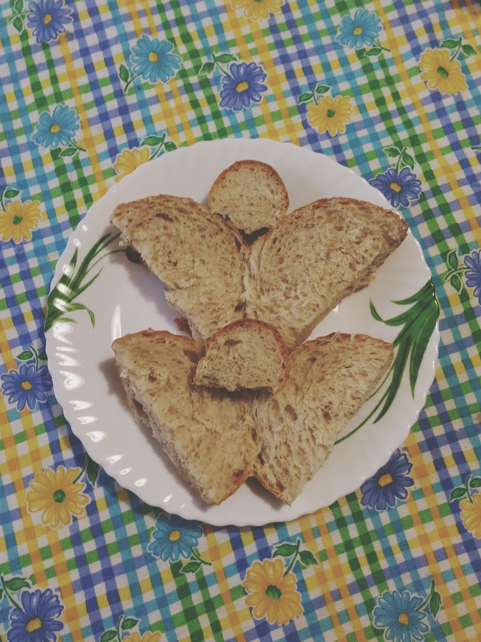 CLOSE UP OF HEART SHAPE MADE ON THE WALL