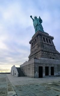 Statue of historical building against cloudy sky