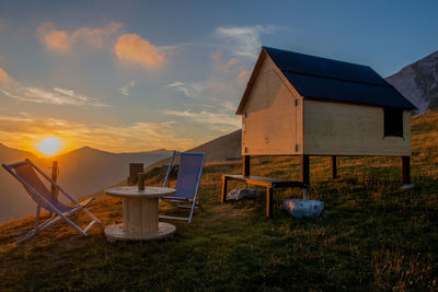 Wooden house with a roof that opens to look at the stars