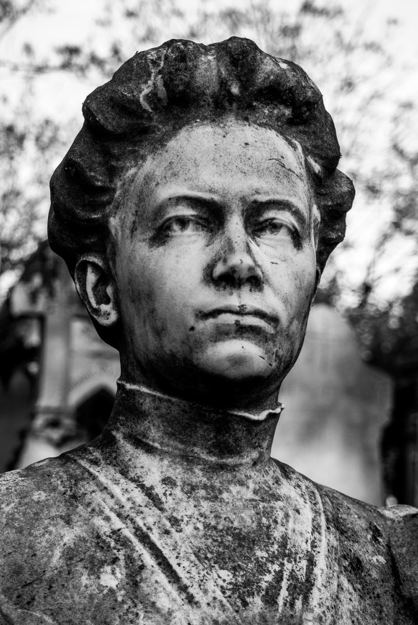 CLOSE-UP PORTRAIT OF STATUE OF FEMALE