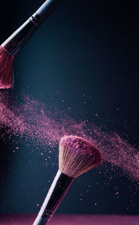 Make-up brush with p powder explosion