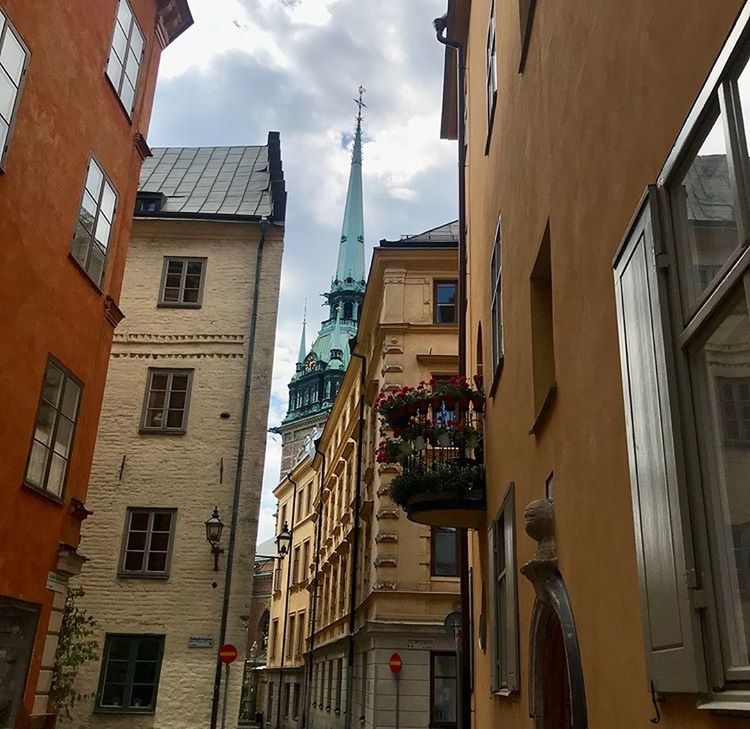 LOW ANGLE VIEW OF BUILDINGS IN CITY